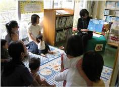 子供に絵本を読んでいる写真