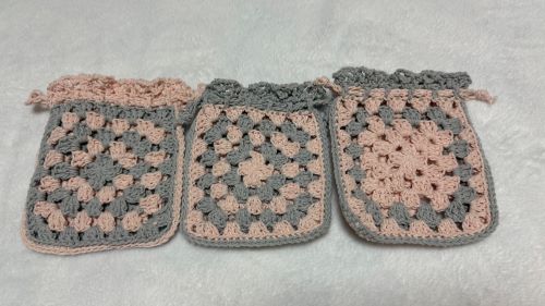 四角い編み物を重ねて作った巾着