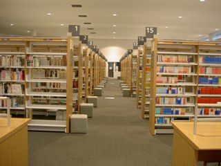 一般開架コーナーの書架