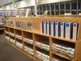 新聞コーナーの書架