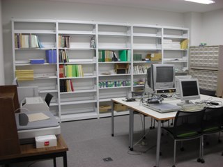 ボランティア室、拡大読書器や点字プリンターがある