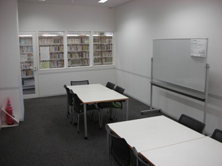グループ学習室、机の周りに椅子が並んでいる