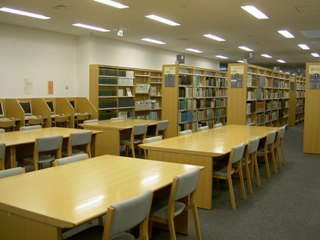 レファレンス(調べもの)・地域資料スペース机が並んでいる