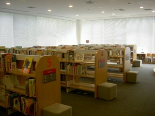 児童開架スペースの書架